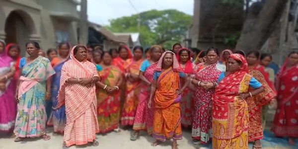 হাড়োয়ায় ২২০ বিঘা মেছোজমি ফেরত পেয়ে আনন্দে আবির খেললেন আদিবাসী পরিবারগুলি