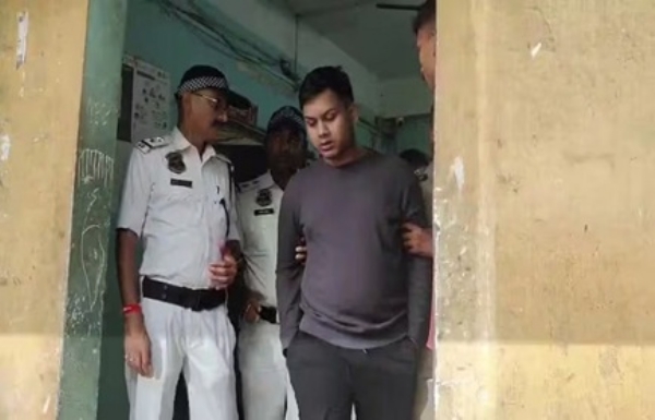 সিজেএম আদালত থেকে কারাগারে নিয়ে যাওয়া হচ্ছে শামিম আহমেদকে