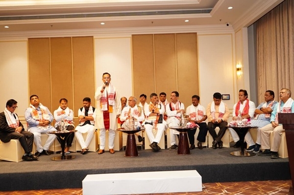 মধ্যাহ্ন ভোজন অনুষ্ঠানে গৌরব গগৈ
