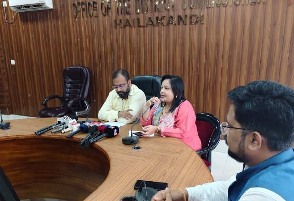 সাংবাদিক সম্মেলনে কাটলিছড়ার রিটার্নিং অফিসার অন্তরা সেন, পাশে হাইলাকান্দির রিটার্নিং অফিসার মনসুর আহমেদ মজুমদার