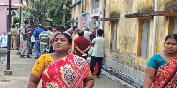 পুনর্নির্বাচনে দীর্ঘ লাইনে ভোটারদের উৎসাহ, ডায়মন্ড হারবারে ইভিএম বিভ্রাটে সাময়িক বিঘ্ন