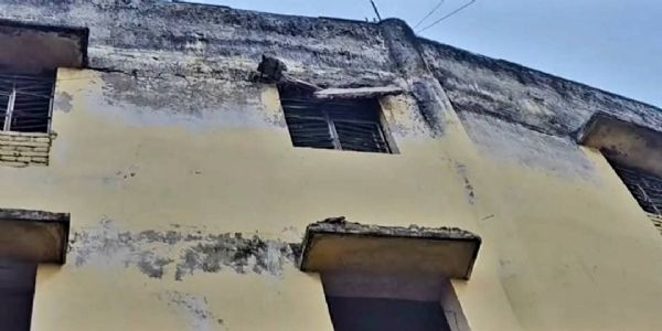 ঝুঁকিপূর্ণ অবস্থায় আরামবাগ বিদ্যাসাগর বাস টার্মিনাস, আতঙ্কে যাত্রীরা