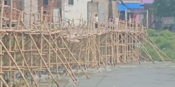 খানাকুলে বাঁশের সাঁকো ভেঙে যোগাযোগ বিচ্ছিন্ন, ভোগান্তিতে সাধারণ মানুষ