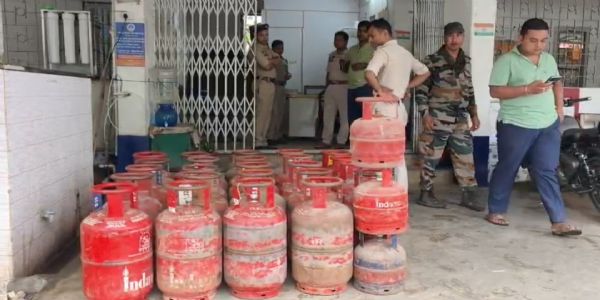 বৈধ কাগজ ছাড়া মজুত, ধর্মনগরে উদ্ধার ৬০ গ্যাস সিলিন্ডার