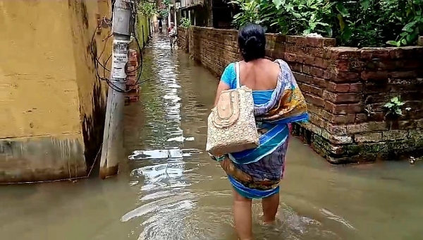 জলমগ্ন হাওড়ার নিত্য চিত্র