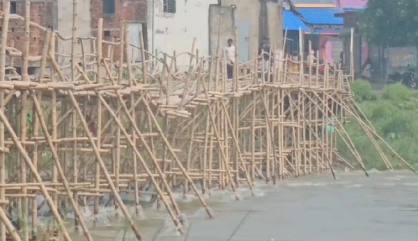 ভেঙে পড়লো খানাকুলের  নতিপুর বালিগড়ি  বাঁশের  ব্রিজ