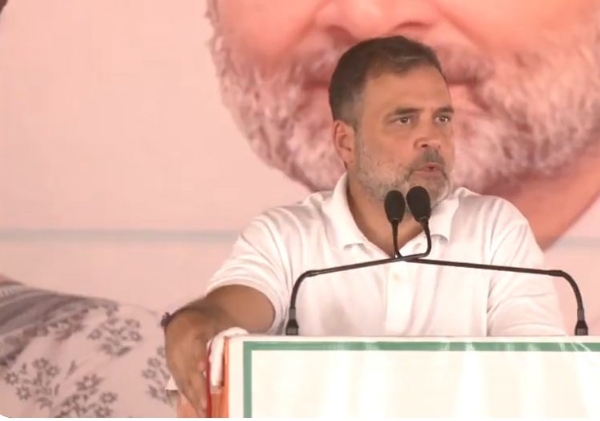 জ্বালানির মূল্যবৃদ্ধি, প্রধানমন্ত্রীর বিদেশ সফর নিয়ে ফের তোপ রাহুলের