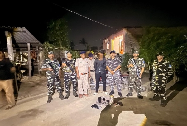 সীমান্ত রক্ষাকারী জওয়ান ও বিহার পুলিশের যৌথ অভিযানে আগ্নেয়াস্ত্র ও মাদক সহ গ্রেফতার ১