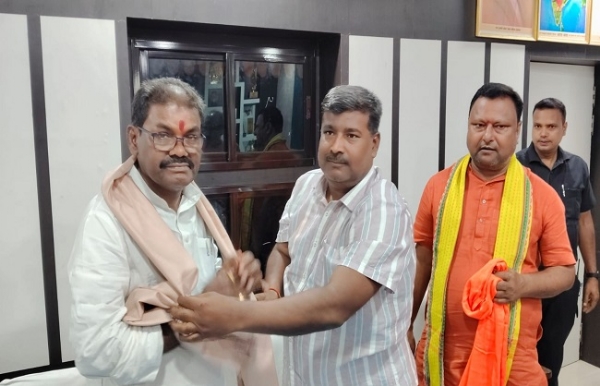 বিদ্যা মন্দিরে দায়িত্বপ্রাপ্ত মন্ত্রীকে সংবর্ধনা বিজেপি কর্মীদের