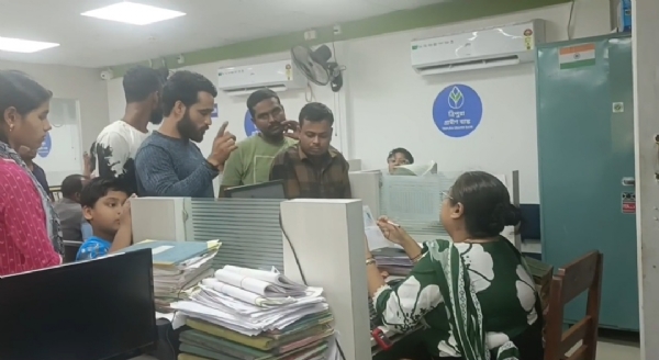 ব্যাঙ্কে গ্রাহকদের বিক্ষোভ