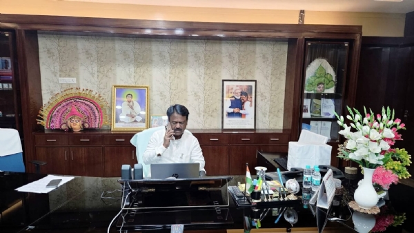 খাদ্য ও সরবরাহ মন্ত্রী অশোক কীর্তনিয়া দফতরে