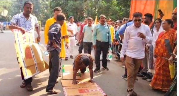 দণ্ডী কেটে মুখ্যমন্ত্রী শুভেন্দু অধিকারীর সঙ্গে দেখা করতে এলেন সমর্থক