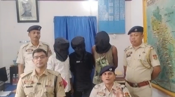 তিন চোর আটক