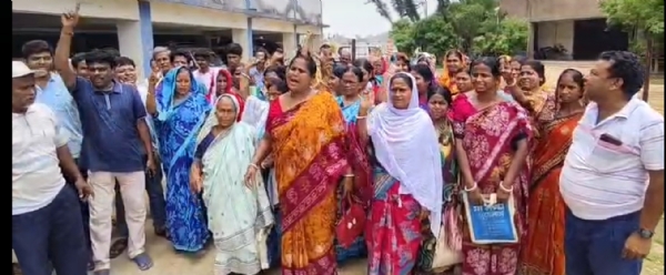 বিদ্যুৎ দপ্তরের সামনে বিক্ষোভ পুড়শুড়াতে