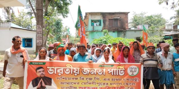 ঝাড়গ্রামের বড় আসনবনী গ্রামে বিজেপির বিজয় মিছিল, গেরুয়া আবিরে উৎসবের আবহ