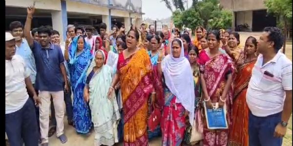 ট্রান্সফর্মার বদলের দাবিতে পুরশুড়া বিদ্যুৎ দফতরের সামনে বিক্ষোভ