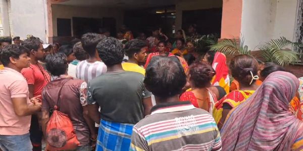 বেতন ও ইএসআই–পিএফের দাবিতে নৈহাটি পৌরসভার সামনে কর্মীদের বিক্ষোভ