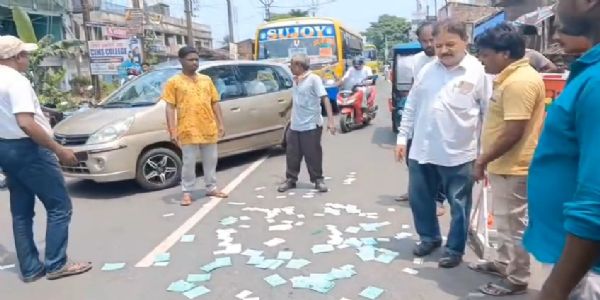 তৃণমূলের দলীয় কার্যালয় থেকে উদ্ধার সাড়ে ৩৫০ রেশন কার্ড, তমলুকে বিজেপির বিক্ষোভে অবরুদ্ধ রাজ্যসড়ক