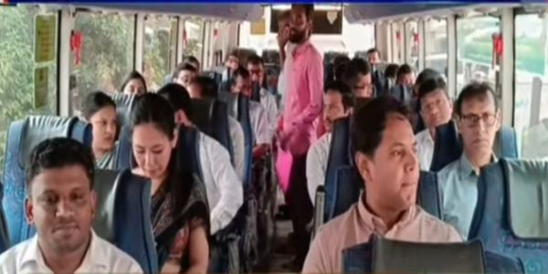 জ্বালানি সাশ্রয়ে নজির, বাসে চেপে দুর্গাপুরে প্রশাসনিক বৈঠকে বাঁকুড়ার আধিকারিকরা