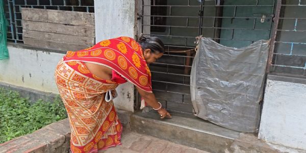 বিজেপি বুথ সভাপতির বাড়ির দরজায় উদ্ধার তাজা বোমা, চাঞ্চল্য বসিরহাটে