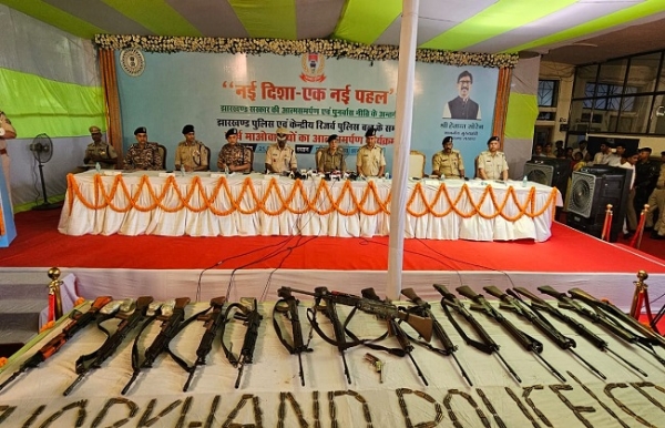 ঝাড়খণ্ডে ২৫ জন মাওবাদীর আত্মসমর্পণ