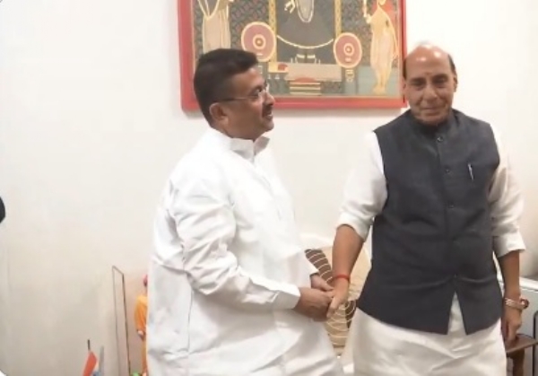 দিল্লিতে প্রতিরক্ষা মন্ত্রীর সঙ্গে সাক্ষাৎ মুখ্যমন্ত্রী শুভেন্দুর