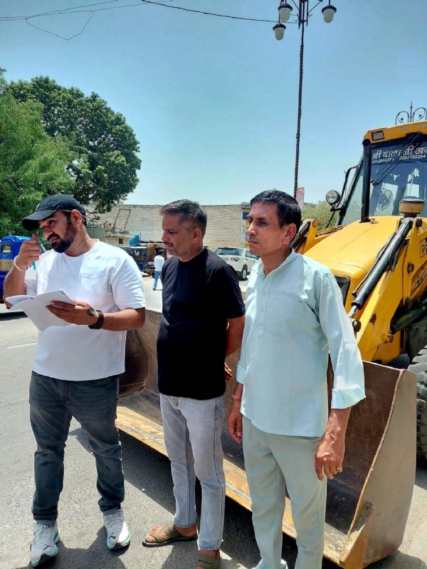 হিসারে পুরনিগমের সামনে ‘ককরোচ জনতা পার্টি’-র বিক্ষোভ, পুরনিগমের বিরুদ্ধে অবৈধ দখলের অভিযোগ