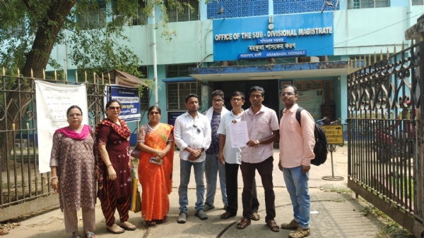 আরামবাগে মহকুমা শাসক কে ডেপুটেশন