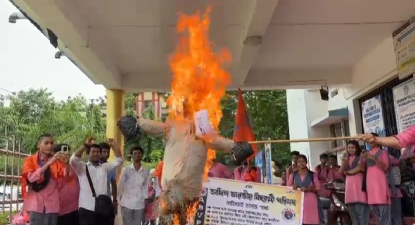 কলেজে বিক্ষোভ