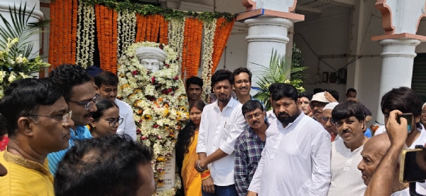 রামমোহন রায়ের প্রতিকৃতিতে মাল্যদান