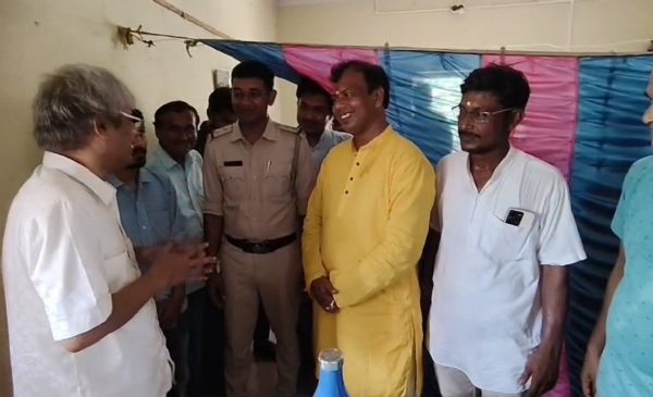 গোঘাটের রক্তদানে বিধায়ক পুলিশ আধিকারিক গোঘাটের রক্তদানে বিধায়ক পুলিশ আধিকারিক