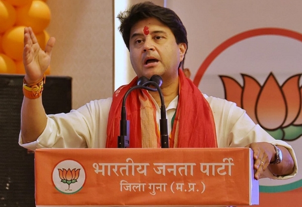 ‘ককরোচ জনতা পার্টি’কে কটাক্ষ সিন্ধিয়ার, বললেন—ট্রেন্ড নয়, মানুষের মধ্যে কাজ করেই চলে রাজনীতি