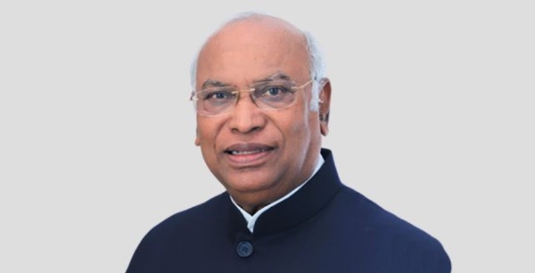জ্বালানির মূল্যবৃদ্ধি নিয়ে কেন্দ্রকে নিশানা খাড়গের