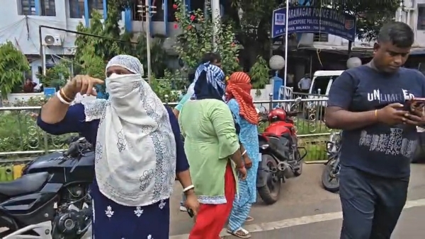 মহিলা নিগ্রহে গ্রেফতার মহিলা নিগ্রহে গ্রেফতার