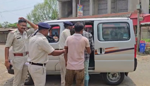 গরু পাচার করতে গিয়ে পুড়শুড়া  পুলিশের  ধৃত ২