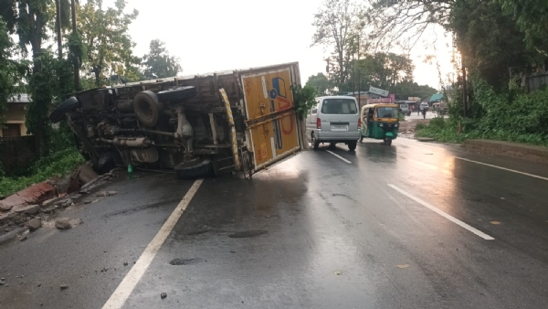 উল্টে গেল লরি