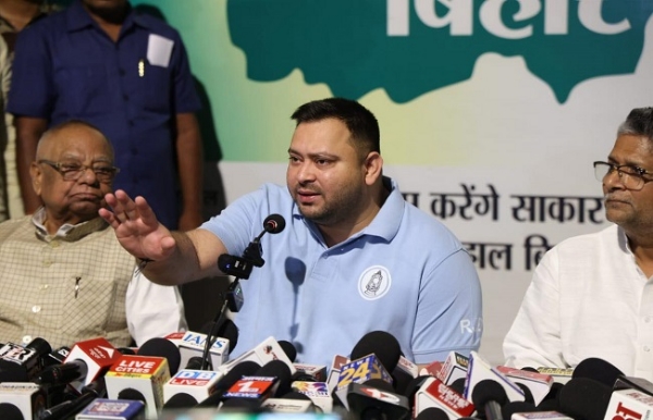 জ্বালানির মূল্যবৃদ্ধি নিয়ে কেন্দ্র ও রাজ্য সরকারকে তোপ তেজস্বী যাদবের জ্বালানির মূল্যবৃদ্ধি নিয়ে কেন্দ্র ও রাজ্য সরকারকে তোপ তেজস্বী যাদবের
