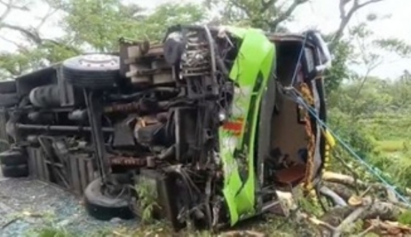 লখিমপুরের নাওবৈচায় দুর্ঘটনাগ্রস্ত নৈশবাস লখিমপুরের নাওবৈচায় দুর্ঘটনাগ্রস্ত নৈশবাস