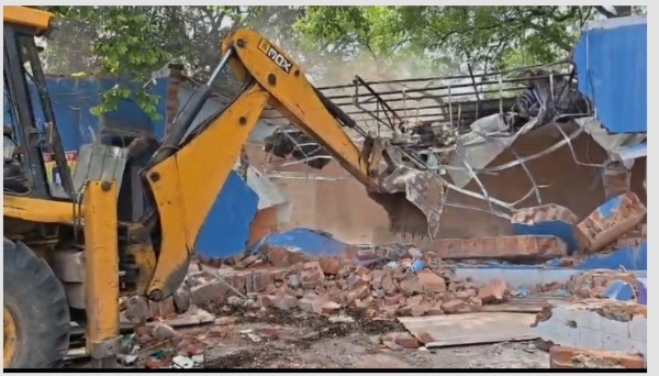 অবৈধ নির্মাণ গুঁড়িয়ে দেওয়া হচ্ছে