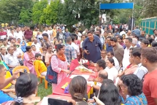 শিলিগুড়িতে মানুষের মাঝে শঙ্কর ঘোষ, শুনলেন অভাব ও অভিযোগ