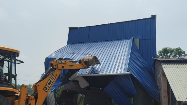 অবৈধ নির্মাণ ভাঙতে খানাকুলে বুলডোজার অবৈধ নির্মাণ ভাঙতে খানাকুলে বুলডোজার