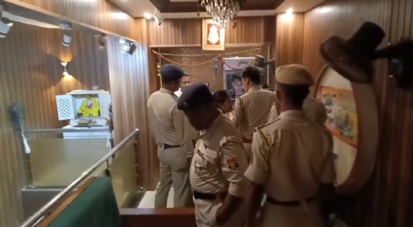 হোটেলে পুলিশের অভিযান