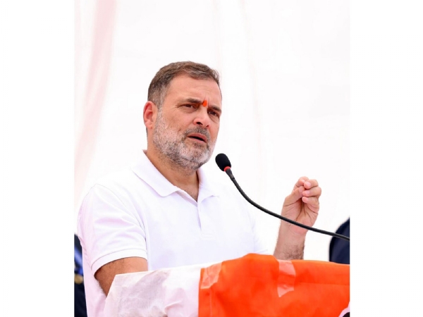 জ্বালানির মূল্যবৃদ্ধি ইস্যুতে ফের প্রধানমন্ত্রীকে আক্রমণ রাহুল গান্ধীর জ্বালানির মূল্যবৃদ্ধি ইস্যুতে ফের প্রধানমন্ত্রীকে আক্রমণ রাহুল গান্ধীর
