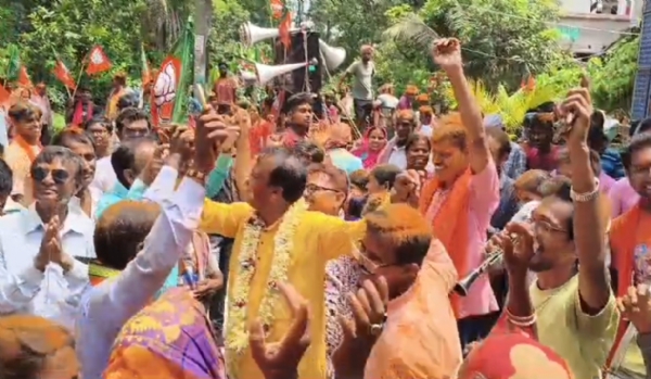 বিজয় মিছিলে নাচছেন বিধায়ক