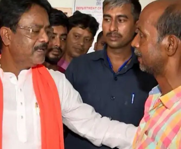 বারাসতের পোস্ট অফিসে বিশাল লাইন, ছুটে এলেন অশোক কীর্তনিয়া বারাসতের পোস্ট অফিসে বিশাল লাইন, ছুটে এলেন অশোক কীর্তনিয়া