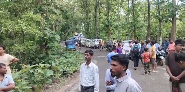 ভগ্ন রাস্তা, বিদ্যুৎ ও পানীয় জলের দাবিতে পেঁচারথলে অবরোধ