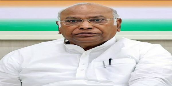 মোদী সরকার সাধারণ মানুষের সঞ্চয় পোড়াতে পেট্রোল ছিটিয়েছে : মল্লিকার্জুন খাড়গে
