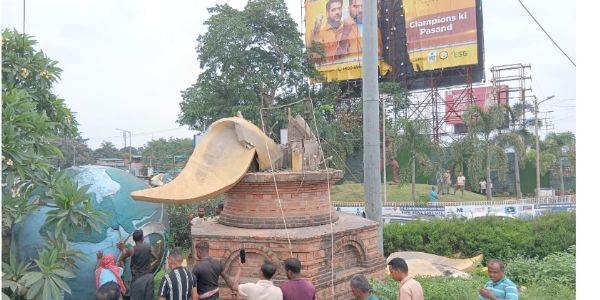 শিলিগুড়িতে সরানো হল ‘বিশ্ব বাংলা’ লোগো, রাজ্য সরকারের সিদ্ধান্তে পদক্ষেপ