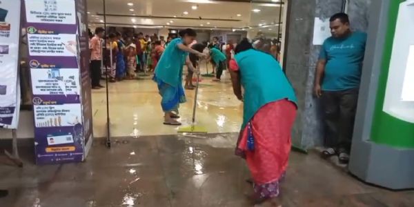 ভারী বর্ষণে জিবিপি হাসপাতালের ট্রমা সেন্টারে জল ঢুকে চরম ভোগান্তি