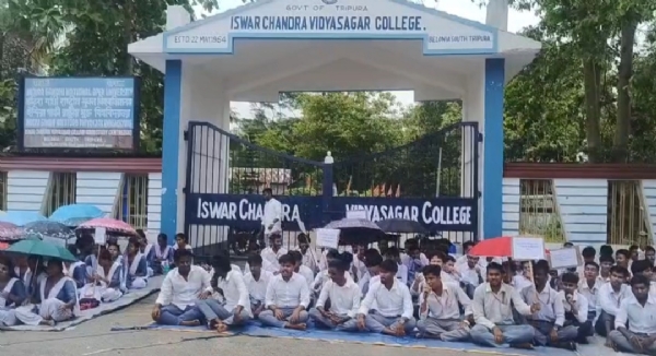 ছাত্র-ছাত্রীদের বিক্ষোভ ছাত্র-ছাত্রীদের বিক্ষোভ